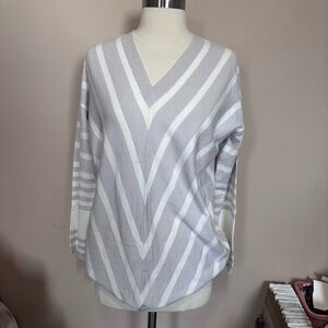 Ellie V-Neck Sweater - Light Gray and White